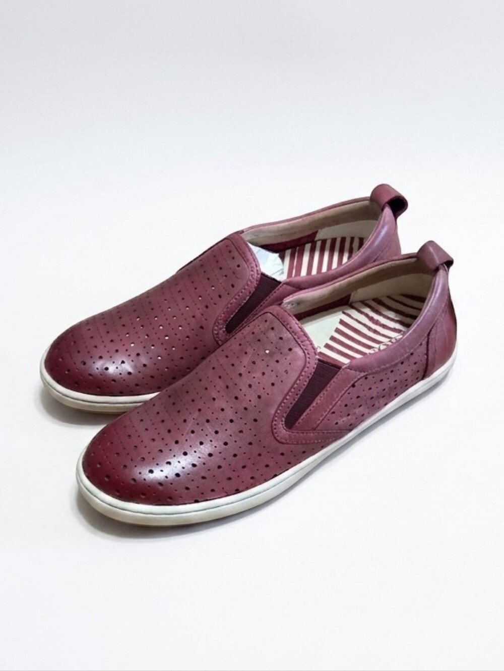 Taos Footwear Women's Court Sneaker in the Warm Red Berry New Size 7 Preppy